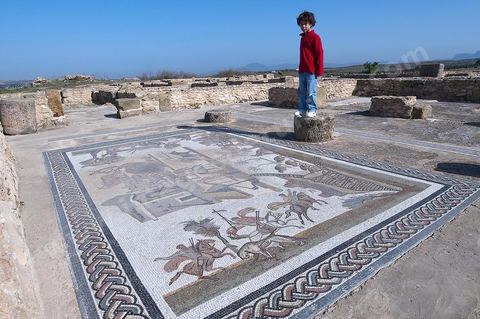 Maison avec pavement de mosaïque sur le site archéologique romain de Uthina / Oudna dans la région de Mornag banlieue sud de Tunis