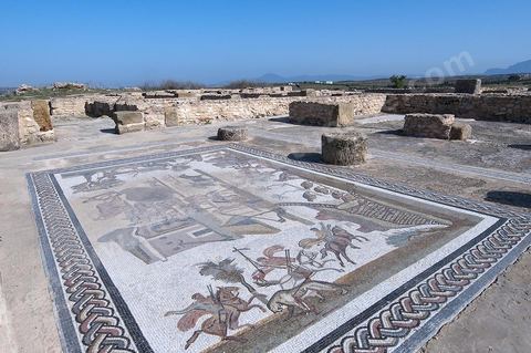 Maison avec pavement de mosaïque sur le site archéologique romain de Uthina / Oudna dans la région de Mornag banlieue sud de Tunis