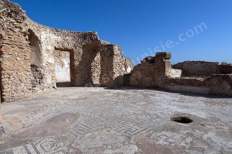 Petits thermes publics sur le ssite archéologique romain de Uthina / Oudna dans la région de Mornag banlieue sud de Tunis