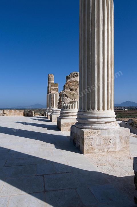 Temple sur le Capitol sur le site archéologique romain de Uthina / Oudna dans la région de Mornag banlieue sud de Tunis