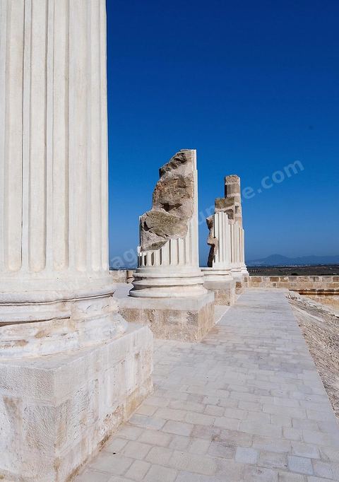Temple sur le Capitol sur le site archéologique romain de Uthina / Oudna dans la région de Mornag banlieue sud de Tunis