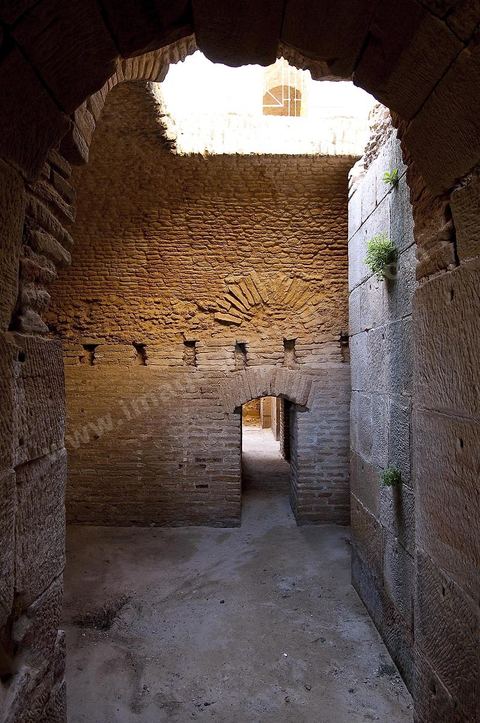 Sous sol du temple au capitol sur le site archéologique romain de Uthina / Oudna dans la région de Mornag banlieue sud de Tunis