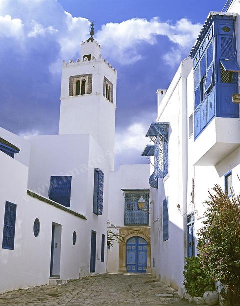 Ruelle de Sidi Bou Said avec minaret de la grande mosquée
