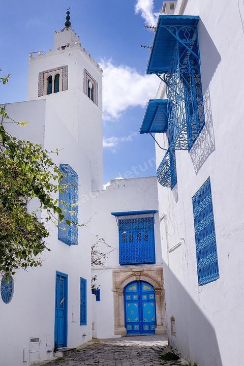 Minaret de la grande mosquée de Sidi Bou Said vu depuis une ruelle