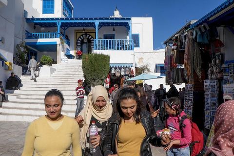 Ruelle animée  de Sidi Bou Saïd et Café des nattes