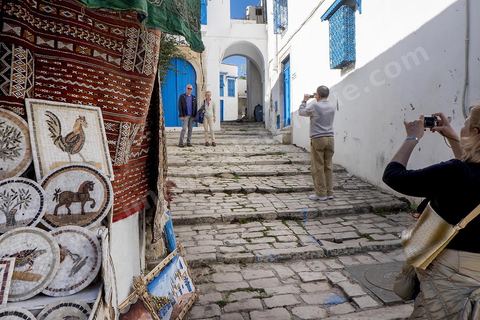 Touristes dans les ruelles de Sidi Bou Saïd
