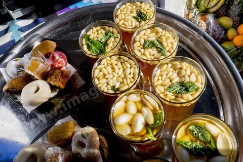Thé à la menthe pignons ou amandes avec patisseries tunisiennes au Café Sidi Chaabane ou Café des Délices chanté par Bruel