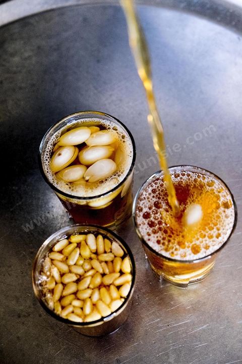 Thé à la menthe pignons ou amandes avec patisseries tunisiennes au Café Sidi Chaabane ou Café des Délices chanté par Bruel