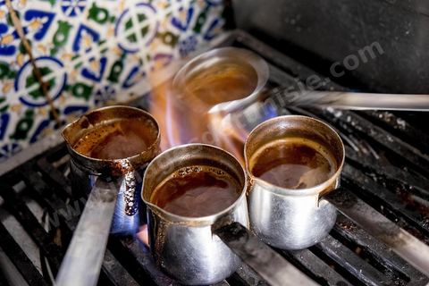 Préparation du traditionnel "Kawa arbi" ou café turc dans les cuisines du Café Sidi Chaabane ou Café des Délices chanté par Bruel