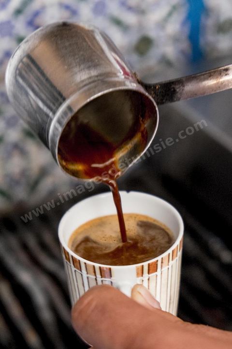 Préparation du traditionnel "Kawa arbi" ou café turc dans les cuisines du Café Sidi Chaabane ou Café des Délices chanté par Bruel