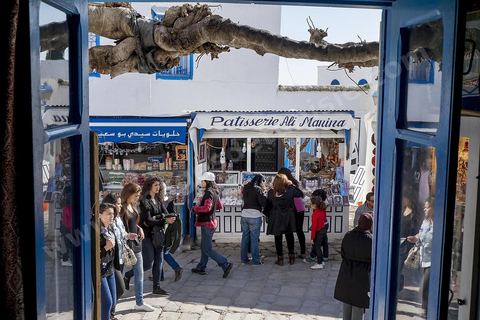 Boutique du brocateur de Adle avec en façade le fameux figuier au couer du village de Sidi Bou Saïd