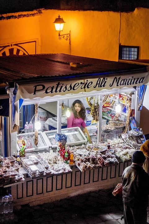 Les patisseries de Ali Manina, stand situé en face de la brocante de Adel au coeur du village de Sidi Bou SAïd