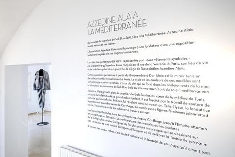 Exposition de quelques pièces de Haute Couture dasn l'ancienne maison du couturier tunisien Azzedine Alaia à Sidi Bou Said