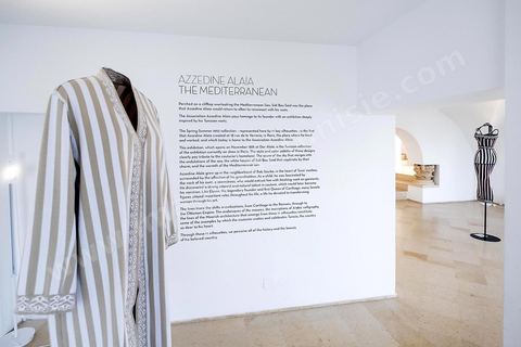 Exposition de quelques pièces de Haute Couture dasn l'ancienne maison du couturier tunisien Azzedine Alaia à Sidi Bou Said