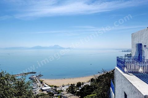 Le village de Sidi Bou Saïd surplombe la mer et le Golfe de Carthage