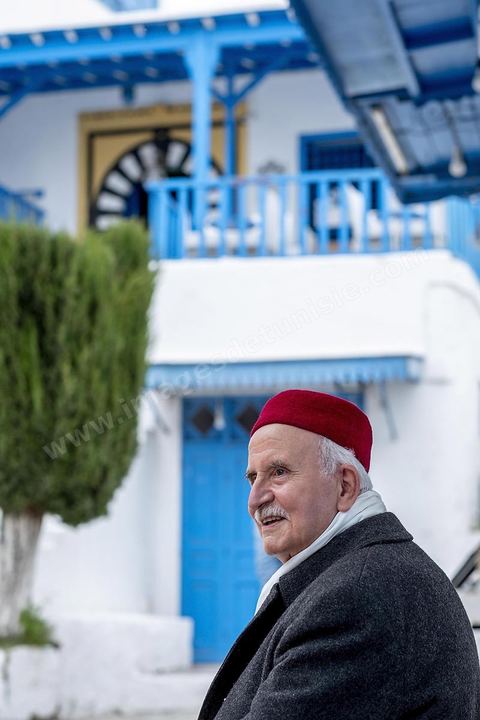 Mohamed, la mémoire du village, devant le café des nattes, se rappelle de Michel attablé en haut de l'escalier. Sidi Bou Saïd sur les traces de Michel Foucault