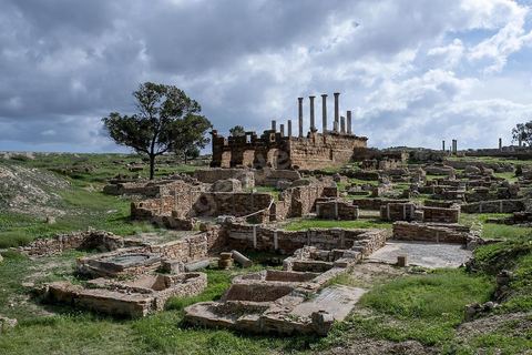 le site archéologique romain de Thuburbo Majus. Thuburbo Majus est située à l'entrée d'El Fahs à 60 km de Tunis, malgré qu’elle soit totalement abandonnée maintenant, elle comptait plus que 10000 habitants au deuxième siècle après J.C. La ville de Thuburbo Majus, existait avant l’arrivée des romains, elle était avant berbère puis carthaginoise. Pendant l’époque romaine, cette cité a connu une prospérité surtout en 128 quand elle reçut le statut de municipe suite à la visite de l’empereur Hadrien. La plupart des monuments de la cité datent de la moitié du 2ème siècle.Seuls 7 Ha sur les 40 Ha ont été fouillés, les trois portes de la ville indiquent son gigantisme.