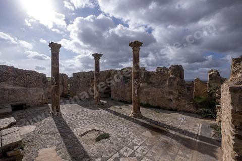 le site archéologique romain de Thuburbo Majus. Thuburbo Majus est située à l'entrée d'El Fahs à 60 km de Tunis, malgré qu’elle soit totalement abandonnée maintenant, elle comptait plus que 10000 habitants au deuxième siècle après J.C. La ville de Thuburbo Majus, existait avant l’arrivée des romains, elle était avant berbère puis carthaginoise. Pendant l’époque romaine, cette cité a connu une prospérité surtout en 128 quand elle reçut le statut de municipe suite à la visite de l’empereur Hadrien. La plupart des monuments de la cité datent de la moitié du 2ème siècle.Seuls 7 Ha sur les 40 Ha ont été fouillés, les trois portes de la ville indiquent son gigantisme.