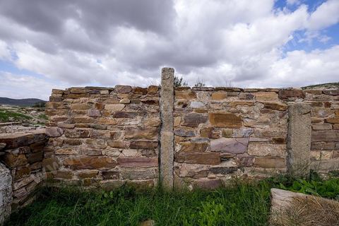 le site archéologique romain de Thuburbo Majus. Thuburbo Majus est située à l'entrée d'El Fahs à 60 km de Tunis, malgré qu’elle soit totalement abandonnée maintenant, elle comptait plus que 10000 habitants au deuxième siècle après J.C. La ville de Thuburbo Majus, existait avant l’arrivée des romains, elle était avant berbère puis carthaginoise. Pendant l’époque romaine, cette cité a connu une prospérité surtout en 128 quand elle reçut le statut de municipe suite à la visite de l’empereur Hadrien. La plupart des monuments de la cité datent de la moitié du 2ème siècle.Seuls 7 Ha sur les 40 Ha ont été fouillés, les trois portes de la ville indiquent son gigantisme.