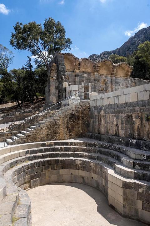 Le temple des Eaux, situé au pied du jebel, est le plus grand de l’Antiquité romaine dans le bassin méditerranéen. C’est le point de départ la distribution de l'eau de la Carthage romaine via l'aqueduc, avec un grand et un petit temple, ainsi que le commencement de la conduite qui continue, de nos jours, à fonctionner. Zaghouan est une ville agricole d'origine romaine (Ziqua) construite au pied du Jebel Zaghouan (1295 m) et riche en fontaines d'eau de source. C'est une charmante petite médina agrippée aux flancs du relief boisé. L’architecture sacrée y reflète de profondes influences andalouses puisqu’une communauté de réfugiés andalous s’y installa au XVII° siècle. 