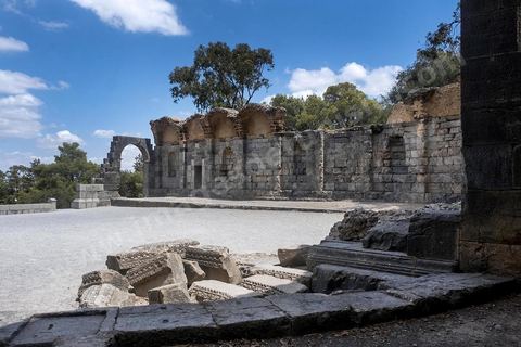 Le temple des Eaux, situé au pied du jebel, est le plus grand de l’Antiquité romaine dans le bassin méditerranéen. C’est le point de départ la distribution de l'eau de la Carthage romaine via l'aqueduc, avec un grand et un petit temple, ainsi que le commencement de la conduite qui continue, de nos jours, à fonctionner. Zaghouan est une ville agricole d'origine romaine (Ziqua) construite au pied du Jebel Zaghouan (1295 m) et riche en fontaines d'eau de source. C'est une charmante petite médina agrippée aux flancs du relief boisé. L’architecture sacrée y reflète de profondes influences andalouses puisqu’une communauté de réfugiés andalous s’y installa au XVII° siècle. 