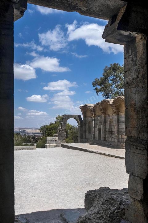 Le temple des Eaux, situé au pied du jebel, est le plus grand de l’Antiquité romaine dans le bassin méditerranéen. C’est le point de départ la distribution de l'eau de la Carthage romaine via l'aqueduc, avec un grand et un petit temple, ainsi que le commencement de la conduite qui continue, de nos jours, à fonctionner. Zaghouan est une ville agricole d'origine romaine (Ziqua) construite au pied du Jebel Zaghouan (1295 m) et riche en fontaines d'eau de source. C'est une charmante petite médina agrippée aux flancs du relief boisé. L’architecture sacrée y reflète de profondes influences andalouses puisqu’une communauté de réfugiés andalous s’y installa au XVII° siècle. 