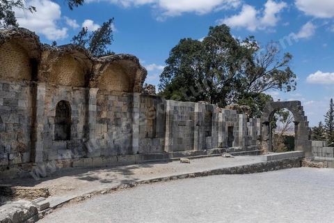 Le temple des Eaux, situé au pied du jebel, est le plus grand de l’Antiquité romaine dans le bassin méditerranéen. C’est le point de départ la distribution de l'eau de la Carthage romaine via l'aqueduc, avec un grand et un petit temple, ainsi que le commencement de la conduite qui continue, de nos jours, à fonctionner. Zaghouan est une ville agricole d'origine romaine (Ziqua) construite au pied du Jebel Zaghouan (1295 m) et riche en fontaines d'eau de source. C'est une charmante petite médina agrippée aux flancs du relief boisé. L’architecture sacrée y reflète de profondes influences andalouses puisqu’une communauté de réfugiés andalous s’y installa au XVII° siècle. 
