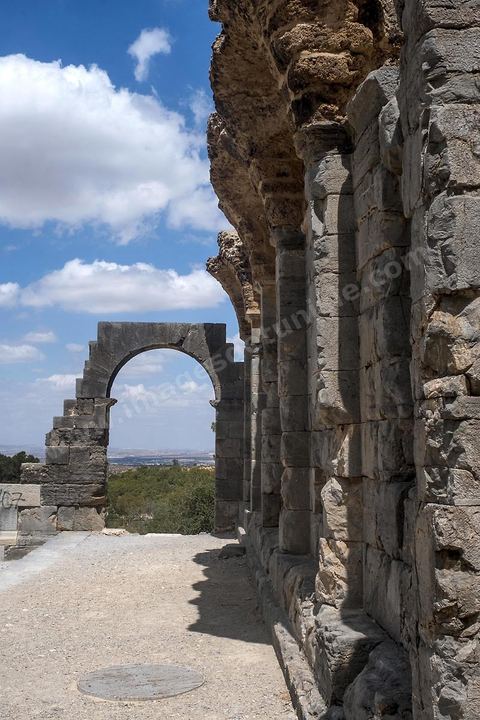Le temple des Eaux, situé au pied du jebel, est le plus grand de l’Antiquité romaine dans le bassin méditerranéen. C’est le point de départ la distribution de l'eau de la Carthage romaine via l'aqueduc, avec un grand et un petit temple, ainsi que le commencement de la conduite qui continue, de nos jours, à fonctionner. Zaghouan est une ville agricole d'origine romaine (Ziqua) construite au pied du Jebel Zaghouan (1295 m) et riche en fontaines d'eau de source. C'est une charmante petite médina agrippée aux flancs du relief boisé. L’architecture sacrée y reflète de profondes influences andalouses puisqu’une communauté de réfugiés andalous s’y installa au XVII° siècle. 