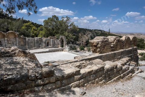 Le temple des Eaux, situé au pied du jebel, est le plus grand de l’Antiquité romaine dans le bassin méditerranéen. C’est le point de départ la distribution de l'eau de la Carthage romaine via l'aqueduc, avec un grand et un petit temple, ainsi que le commencement de la conduite qui continue, de nos jours, à fonctionner. Zaghouan est une ville agricole d'origine romaine (Ziqua) construite au pied du Jebel Zaghouan (1295 m) et riche en fontaines d'eau de source. C'est une charmante petite médina agrippée aux flancs du relief boisé. L’architecture sacrée y reflète de profondes influences andalouses puisqu’une communauté de réfugiés andalous s’y installa au XVII° siècle. 