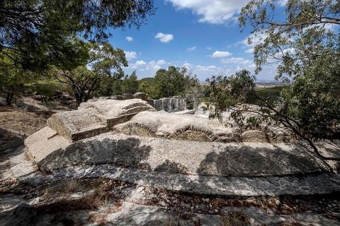 Le temple des Eaux, situé au pied du jebel, est le plus grand de l’Antiquité romaine dans le bassin méditerranéen. C’est le point de départ la distribution de l'eau de la Carthage romaine via l'aqueduc, avec un grand et un petit temple, ainsi que le commencement de la conduite qui continue, de nos jours, à fonctionner. Zaghouan est une ville agricole d'origine romaine (Ziqua) construite au pied du Jebel Zaghouan (1295 m) et riche en fontaines d'eau de source. C'est une charmante petite médina agrippée aux flancs du relief boisé. L’architecture sacrée y reflète de profondes influences andalouses puisqu’une communauté de réfugiés andalous s’y installa au XVII° siècle. 