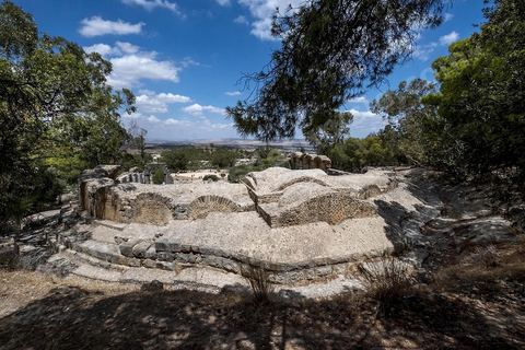 Le temple des Eaux, situé au pied du jebel, est le plus grand de l’Antiquité romaine dans le bassin méditerranéen. C’est le point de départ la distribution de l'eau de la Carthage romaine via l'aqueduc, avec un grand et un petit temple, ainsi que le commencement de la conduite qui continue, de nos jours, à fonctionner. Zaghouan est une ville agricole d'origine romaine (Ziqua) construite au pied du Jebel Zaghouan (1295 m) et riche en fontaines d'eau de source. C'est une charmante petite médina agrippée aux flancs du relief boisé. L’architecture sacrée y reflète de profondes influences andalouses puisqu’une communauté de réfugiés andalous s’y installa au XVII° siècle. 