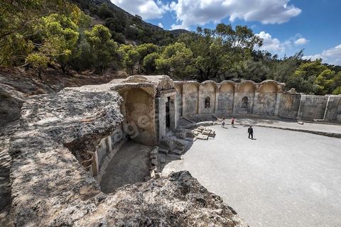 Le temple des Eaux, situé au pied du jebel, est le plus grand de l’Antiquité romaine dans le bassin méditerranéen. C’est le point de départ la distribution de l'eau de la Carthage romaine via l'aqueduc, avec un grand et un petit temple, ainsi que le commencement de la conduite qui continue, de nos jours, à fonctionner. Zaghouan est une ville agricole d'origine romaine (Ziqua) construite au pied du Jebel Zaghouan (1295 m) et riche en fontaines d'eau de source. C'est une charmante petite médina agrippée aux flancs du relief boisé. L’architecture sacrée y reflète de profondes influences andalouses puisqu’une communauté de réfugiés andalous s’y installa au XVII° siècle. 