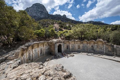 Le temple des Eaux, situé au pied du jebel, est le plus grand de l’Antiquité romaine dans le bassin méditerranéen. C’est le point de départ la distribution de l'eau de la Carthage romaine via l'aqueduc, avec un grand et un petit temple, ainsi que le commencement de la conduite qui continue, de nos jours, à fonctionner. Zaghouan est une ville agricole d'origine romaine (Ziqua) construite au pied du Jebel Zaghouan (1295 m) et riche en fontaines d'eau de source. C'est une charmante petite médina agrippée aux flancs du relief boisé. L’architecture sacrée y reflète de profondes influences andalouses puisqu’une communauté de réfugiés andalous s’y installa au XVII° siècle. 