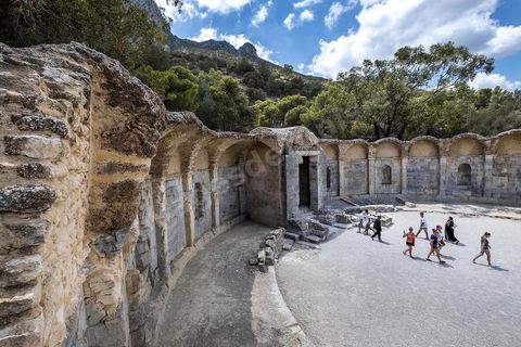 Le temple des Eaux, situé au pied du jebel, est le plus grand de l’Antiquité romaine dans le bassin méditerranéen. C’est le point de départ la distribution de l'eau de la Carthage romaine via l'aqueduc, avec un grand et un petit temple, ainsi que le commencement de la conduite qui continue, de nos jours, à fonctionner. Zaghouan est une ville agricole d'origine romaine (Ziqua) construite au pied du Jebel Zaghouan (1295 m) et riche en fontaines d'eau de source. C'est une charmante petite médina agrippée aux flancs du relief boisé. L’architecture sacrée y reflète de profondes influences andalouses puisqu’une communauté de réfugiés andalous s’y installa au XVII° siècle. 