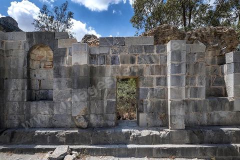 Le temple des Eaux, situé au pied du jebel, est le plus grand de l’Antiquité romaine dans le bassin méditerranéen. C’est le point de départ la distribution de l'eau de la Carthage romaine via l'aqueduc, avec un grand et un petit temple, ainsi que le commencement de la conduite qui continue, de nos jours, à fonctionner. Zaghouan est une ville agricole d'origine romaine (Ziqua) construite au pied du Jebel Zaghouan (1295 m) et riche en fontaines d'eau de source. C'est une charmante petite médina agrippée aux flancs du relief boisé. L’architecture sacrée y reflète de profondes influences andalouses puisqu’une communauté de réfugiés andalous s’y installa au XVII° siècle. 