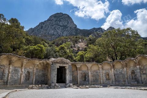Le temple des Eaux, situé au pied du jebel, est le plus grand de l’Antiquité romaine dans le bassin méditerranéen. C’est le point de départ la distribution de l'eau de la Carthage romaine via l'aqueduc, avec un grand et un petit temple, ainsi que le commencement de la conduite qui continue, de nos jours, à fonctionner. Zaghouan est une ville agricole d'origine romaine (Ziqua) construite au pied du Jebel Zaghouan (1295 m) et riche en fontaines d'eau de source. C'est une charmante petite médina agrippée aux flancs du relief boisé. L’architecture sacrée y reflète de profondes influences andalouses puisqu’une communauté de réfugiés andalous s’y installa au XVII° siècle. 