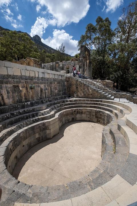 Le temple des Eaux, situé au pied du jebel, est le plus grand de l’Antiquité romaine dans le bassin méditerranéen. C’est le point de départ la distribution de l'eau de la Carthage romaine via l'aqueduc, avec un grand et un petit temple, ainsi que le commencement de la conduite qui continue, de nos jours, à fonctionner. Zaghouan est une ville agricole d'origine romaine (Ziqua) construite au pied du Jebel Zaghouan (1295 m) et riche en fontaines d'eau de source. C'est une charmante petite médina agrippée aux flancs du relief boisé. L’architecture sacrée y reflète de profondes influences andalouses puisqu’une communauté de réfugiés andalous s’y installa au XVII° siècle. 