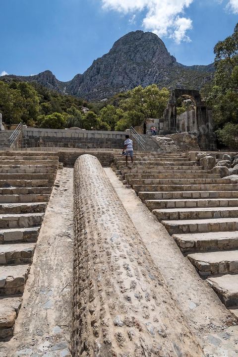 Le temple des Eaux, situé au pied du jebel, est le plus grand de l’Antiquité romaine dans le bassin méditerranéen. C’est le point de départ la distribution de l'eau de la Carthage romaine via l'aqueduc, avec un grand et un petit temple, ainsi que le commencement de la conduite qui continue, de nos jours, à fonctionner. Zaghouan est une ville agricole d'origine romaine (Ziqua) construite au pied du Jebel Zaghouan (1295 m) et riche en fontaines d'eau de source. C'est une charmante petite médina agrippée aux flancs du relief boisé. L’architecture sacrée y reflète de profondes influences andalouses puisqu’une communauté de réfugiés andalous s’y installa au XVII° siècle. 