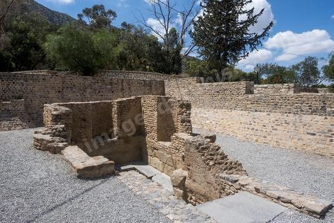 Le petit temple. Le temple des Eaux, situé au pied du jebel, est le plus grand de l’Antiquité romaine dans le bassin méditerranéen. C’est le point de départ la distribution de l'eau de la Carthage romaine via l'aqueduc, avec un grand et un petit temple, ainsi que le commencement de la conduite qui continue, de nos jours, à fonctionner. Zaghouan est une ville agricole d'origine romaine (Ziqua) construite au pied du Jebel Zaghouan (1295 m) et riche en fontaines d'eau de source. C'est une charmante petite médina agrippée aux flancs du relief boisé. L’architecture sacrée y reflète de profondes influences andalouses puisqu’une communauté de réfugiés andalous s’y installa au XVII° siècle. 