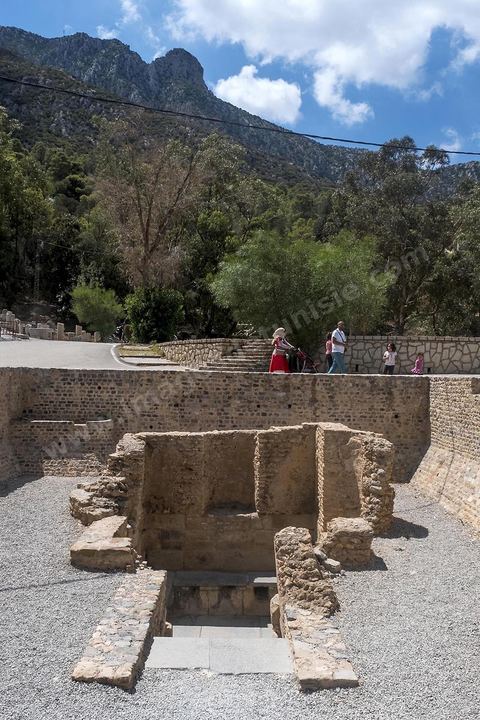 Le petit temple. Le temple des Eaux, situé au pied du jebel, est le plus grand de l’Antiquité romaine dans le bassin méditerranéen. C’est le point de départ la distribution de l'eau de la Carthage romaine via l'aqueduc, avec un grand et un petit temple, ainsi que le commencement de la conduite qui continue, de nos jours, à fonctionner. Zaghouan est une ville agricole d'origine romaine (Ziqua) construite au pied du Jebel Zaghouan (1295 m) et riche en fontaines d'eau de source. C'est une charmante petite médina agrippée aux flancs du relief boisé. L’architecture sacrée y reflète de profondes influences andalouses puisqu’une communauté de réfugiés andalous s’y installa au XVII° siècle. 