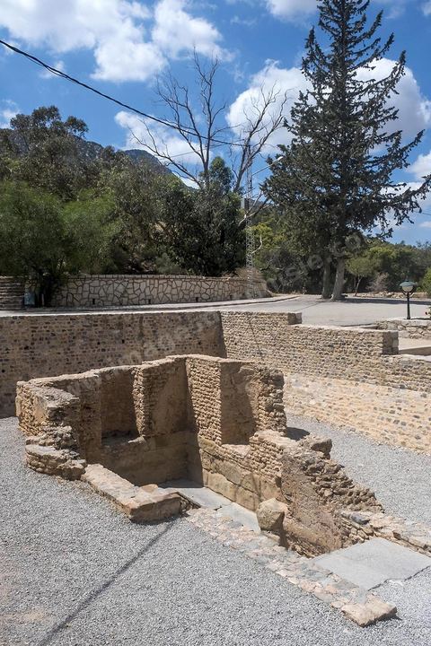 Le petit temple. Le temple des Eaux, situé au pied du jebel, est le plus grand de l’Antiquité romaine dans le bassin méditerranéen. C’est le point de départ la distribution de l'eau de la Carthage romaine via l'aqueduc, avec un grand et un petit temple, ainsi que le commencement de la conduite qui continue, de nos jours, à fonctionner. Zaghouan est une ville agricole d'origine romaine (Ziqua) construite au pied du Jebel Zaghouan (1295 m) et riche en fontaines d'eau de source. C'est une charmante petite médina agrippée aux flancs du relief boisé. L’architecture sacrée y reflète de profondes influences andalouses puisqu’une communauté de réfugiés andalous s’y installa au XVII° siècle. 