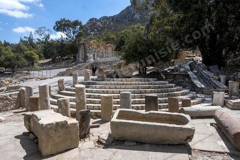 Le temple des Eaux, situé au pied du jebel, est le plus grand de l’Antiquité romaine dans le bassin méditerranéen. C’est le point de départ la distribution de l'eau de la Carthage romaine via l'aqueduc, avec un grand et un petit temple, ainsi que le commencement de la conduite qui continue, de nos jours, à fonctionner. Zaghouan est une ville agricole d'origine romaine (Ziqua) construite au pied du Jebel Zaghouan (1295 m) et riche en fontaines d'eau de source. C'est une charmante petite médina agrippée aux flancs du relief boisé. L’architecture sacrée y reflète de profondes influences andalouses puisqu’une communauté de réfugiés andalous s’y installa au XVII° siècle. 