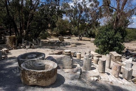 Le temple des Eaux, situé au pied du jebel, est le plus grand de l’Antiquité romaine dans le bassin méditerranéen. C’est le point de départ la distribution de l'eau de la Carthage romaine via l'aqueduc, avec un grand et un petit temple, ainsi que le commencement de la conduite qui continue, de nos jours, à fonctionner. Zaghouan est une ville agricole d'origine romaine (Ziqua) construite au pied du Jebel Zaghouan (1295 m) et riche en fontaines d'eau de source. C'est une charmante petite médina agrippée aux flancs du relief boisé. L’architecture sacrée y reflète de profondes influences andalouses puisqu’une communauté de réfugiés andalous s’y installa au XVII° siècle. 