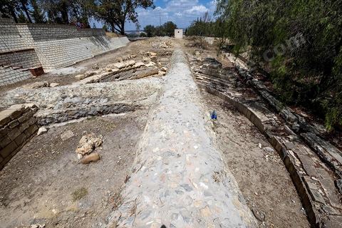 Le temple des Eaux, situé au pied du jebel, est le plus grand de l’Antiquité romaine dans le bassin méditerranéen. C’est le point de départ la distribution de l'eau de la Carthage romaine via l'aqueduc, avec un grand et un petit temple, ainsi que le commencement de la conduite qui continue, de nos jours, à fonctionner. Zaghouan est une ville agricole d'origine romaine (Ziqua) construite au pied du Jebel Zaghouan (1295 m) et riche en fontaines d'eau de source. C'est une charmante petite médina agrippée aux flancs du relief boisé. L’architecture sacrée y reflète de profondes influences andalouses puisqu’une communauté de réfugiés andalous s’y installa au XVII° siècle. 