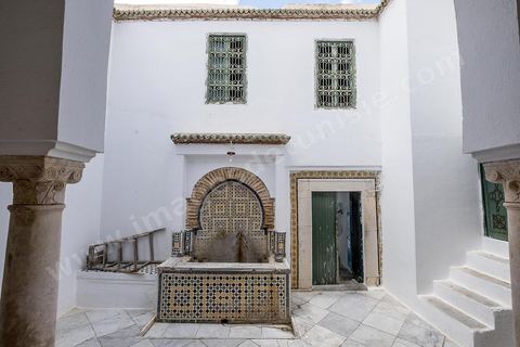 Zaghouan est une ville agricole d'origine romaine (Ziqua) construite au pied du Jebel Zaghouan (1295 m) et riche en fontaines d'eau de source. C'est une charmante petite médina agrippée aux flancs du relief boisé. L’architecture sacrée y reflète de profondes influences andalouses puisqu’une communauté de réfugiés andalous s’y installa au XVII° siècle. 
