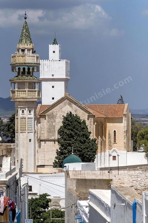 Zaghouan est une ville agricole d'origine romaine (Ziqua) construite au pied du Jebel Zaghouan (1295 m) et riche en fontaines d'eau de source. C'est une charmante petite médina agrippée aux flancs du relief boisé. L’architecture sacrée y reflète de profondes influences andalouses puisqu’une communauté de réfugiés andalous s’y installa au XVII° siècle. 