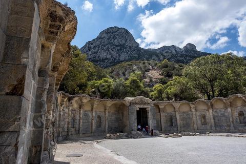 Le temple des Eaux, situé au pied du jebel, est le plus grand de l’Antiquité romaine dans le bassin méditerranéen. C’est le point de départ la distribution de l'eau de la Carthage romaine via l'aqueduc, avec un grand et un petit temple, ainsi que le commencement de la conduite qui continue, de nos jours, à fonctionner. Zaghouan est une ville agricole d'origine romaine (Ziqua) construite au pied du Jebel Zaghouan (1295 m) et riche en fontaines d'eau de source. C'est une charmante petite médina agrippée aux flancs du relief boisé. L’architecture sacrée y reflète de profondes influences andalouses puisqu’une communauté de réfugiés andalous s’y installa au XVII° siècle. 