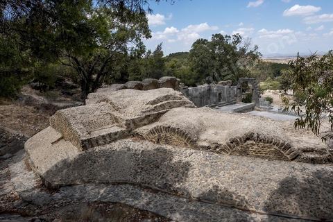 Le temple des Eaux, situé au pied du jebel, est le plus grand de l’Antiquité romaine dans le bassin méditerranéen. C’est le point de départ la distribution de l'eau de la Carthage romaine via l'aqueduc, avec un grand et un petit temple, ainsi que le commencement de la conduite qui continue, de nos jours, à fonctionner. Zaghouan est une ville agricole d'origine romaine (Ziqua) construite au pied du Jebel Zaghouan (1295 m) et riche en fontaines d'eau de source. C'est une charmante petite médina agrippée aux flancs du relief boisé. L’architecture sacrée y reflète de profondes influences andalouses puisqu’une communauté de réfugiés andalous s’y installa au XVII° siècle. 