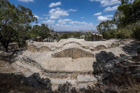 Le temple des Eaux, situé au pied du jebel, est le plus grand de l’Antiquité romaine dans le bassin méditerranéen. C’est le point de départ la distribution de l'eau de la Carthage romaine via l'aqueduc, avec un grand et un petit temple, ainsi que le commencement de la conduite qui continue, de nos jours, à fonctionner. Zaghouan est une ville agricole d'origine romaine (Ziqua) construite au pied du Jebel Zaghouan (1295 m) et riche en fontaines d'eau de source. C'est une charmante petite médina agrippée aux flancs du relief boisé. L’architecture sacrée y reflète de profondes influences andalouses puisqu’une communauté de réfugiés andalous s’y installa au XVII° siècle. 