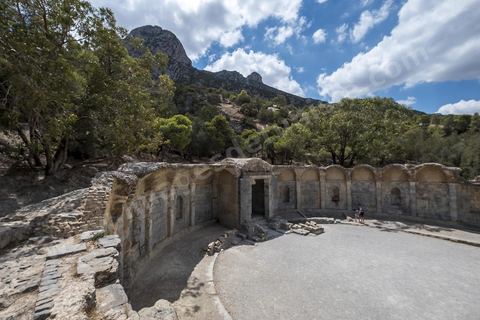 Le temple des Eaux, situé au pied du jebel, est le plus grand de l’Antiquité romaine dans le bassin méditerranéen. C’est le point de départ la distribution de l'eau de la Carthage romaine via l'aqueduc, avec un grand et un petit temple, ainsi que le commencement de la conduite qui continue, de nos jours, à fonctionner. Zaghouan est une ville agricole d'origine romaine (Ziqua) construite au pied du Jebel Zaghouan (1295 m) et riche en fontaines d'eau de source. C'est une charmante petite médina agrippée aux flancs du relief boisé. L’architecture sacrée y reflète de profondes influences andalouses puisqu’une communauté de réfugiés andalous s’y installa au XVII° siècle. 